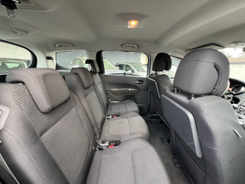 PEUGEOT 5008 2011