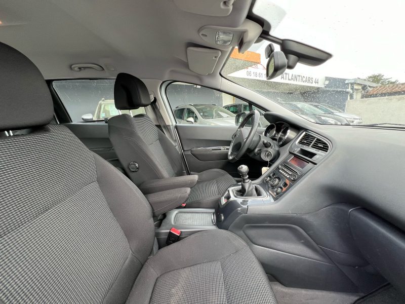 PEUGEOT 5008 2011