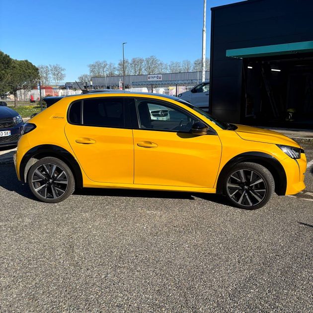 PEUGEOT 208 100 cv EAT8 GT LINE entretien Peugeot Garantie 12 mois