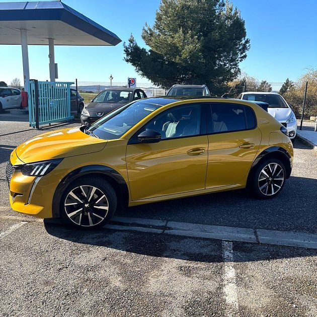 PEUGEOT 208 100 cv EAT8 GT LINE entretien Peugeot Garantie 12 mois