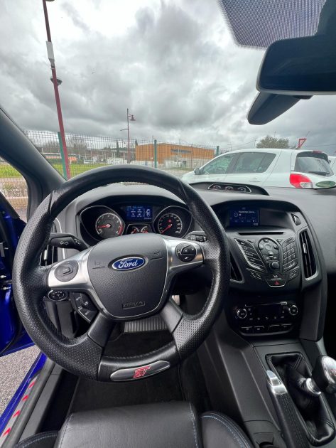 FORD FOCUS ST 2.0 250CV / Carnet Ford / CT OK / Révisée 