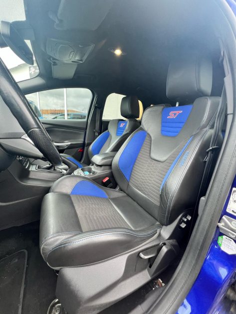 FORD FOCUS ST 2.0 250CV / Carnet Ford / CT OK / Révisée 