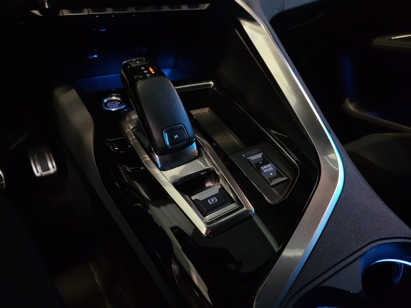 PEUGEOT 3008 1.5 BLUE HDI 130cv EAT8 GT / PREMIERE MAIN / SUIVI PEUGEOT / ATTELAGE / SIEGES MASSANTS