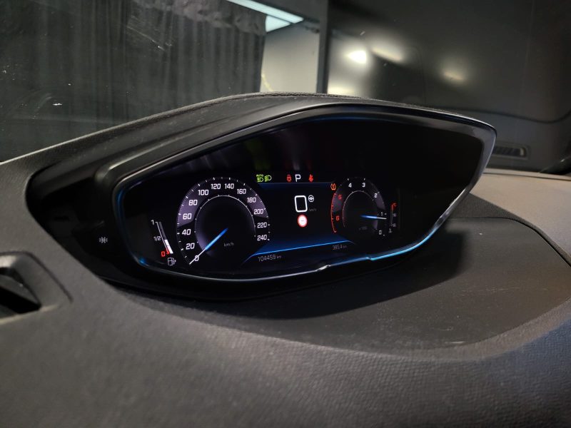 PEUGEOT 3008 1.5 BLUE HDI 130cv EAT8 GT / PREMIERE MAIN / SUIVI PEUGEOT / ATTELAGE / SIEGES MASSANTS