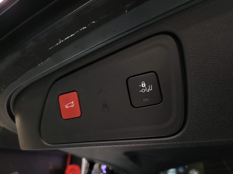 PEUGEOT 3008 1.5 BLUE HDI 130cv EAT8 GT / PREMIERE MAIN / SUIVI PEUGEOT / ATTELAGE / SIEGES MASSANTS