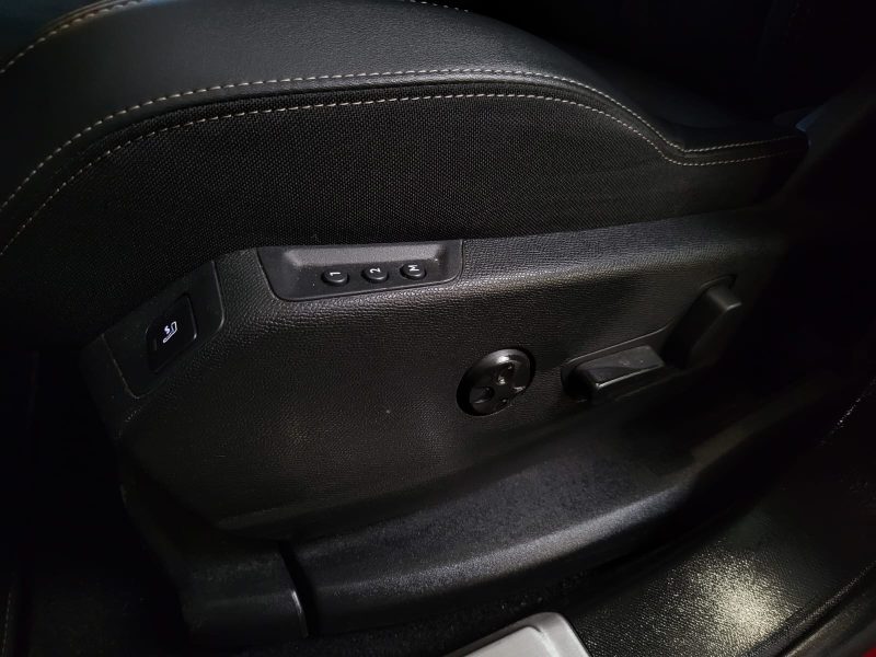 PEUGEOT 3008 1.5 BLUE HDI 130cv EAT8 GT / PREMIERE MAIN / SUIVI PEUGEOT / ATTELAGE / SIEGES MASSANTS