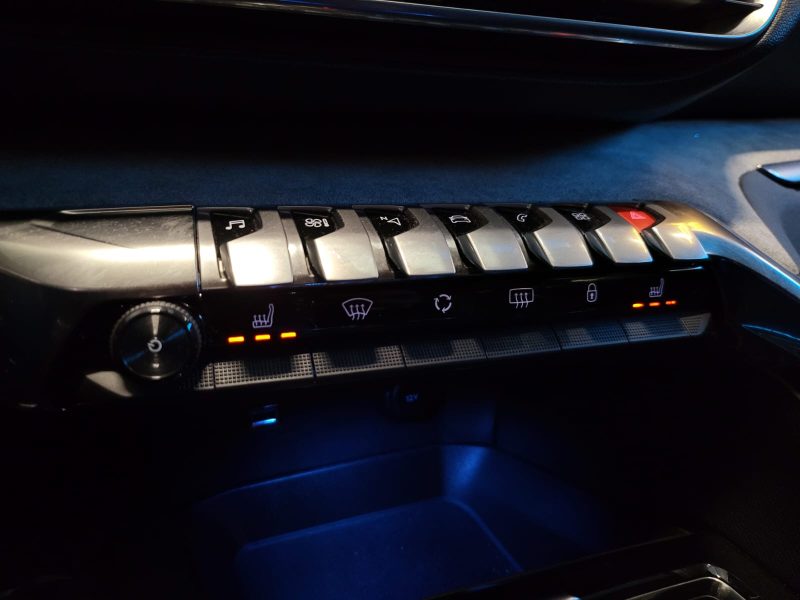 PEUGEOT 3008 1.5 BLUE HDI 130cv EAT8 GT / PREMIERE MAIN / SUIVI PEUGEOT / ATTELAGE / SIEGES MASSANTS