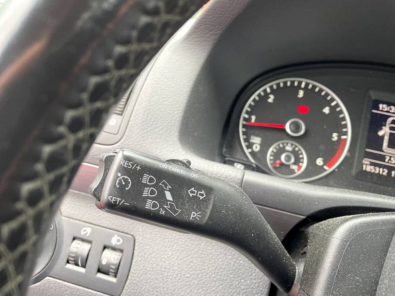 VOLKSWAGEN TOURAN 2011