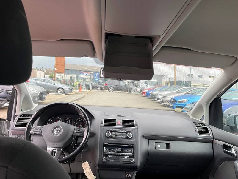 VOLKSWAGEN TOURAN 2011