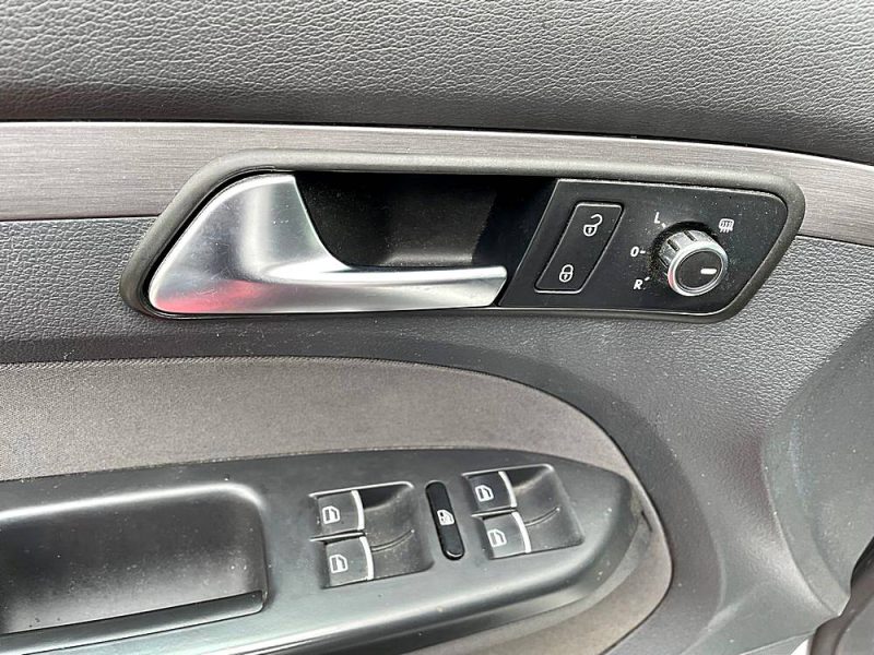 VOLKSWAGEN TOURAN 2011