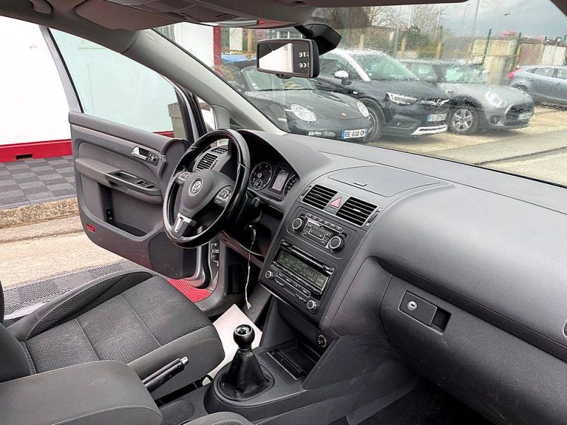 VOLKSWAGEN TOURAN 2011