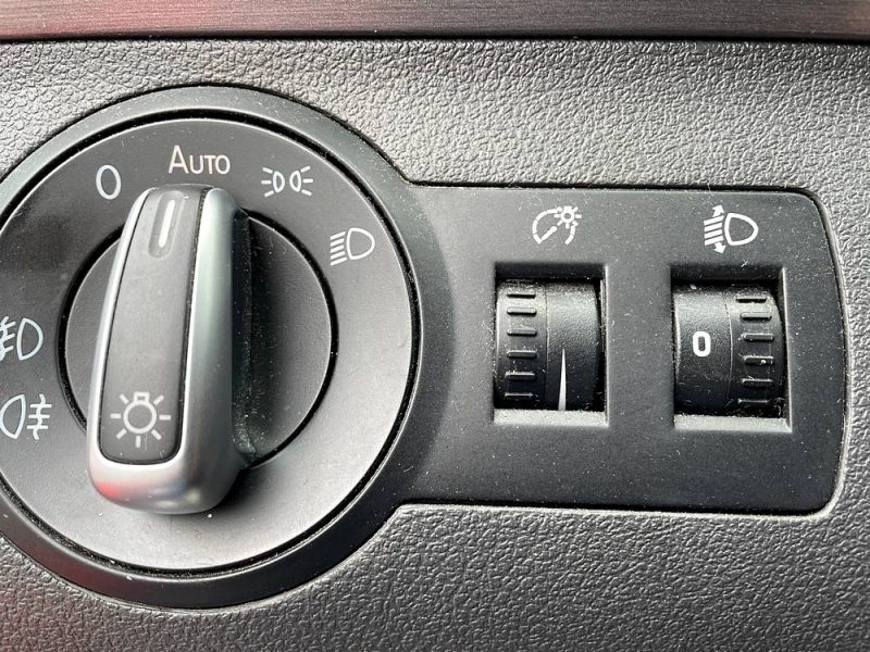 VOLKSWAGEN TOURAN 2011