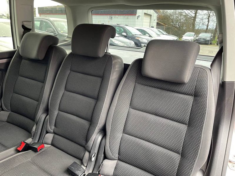 VOLKSWAGEN TOURAN 2011