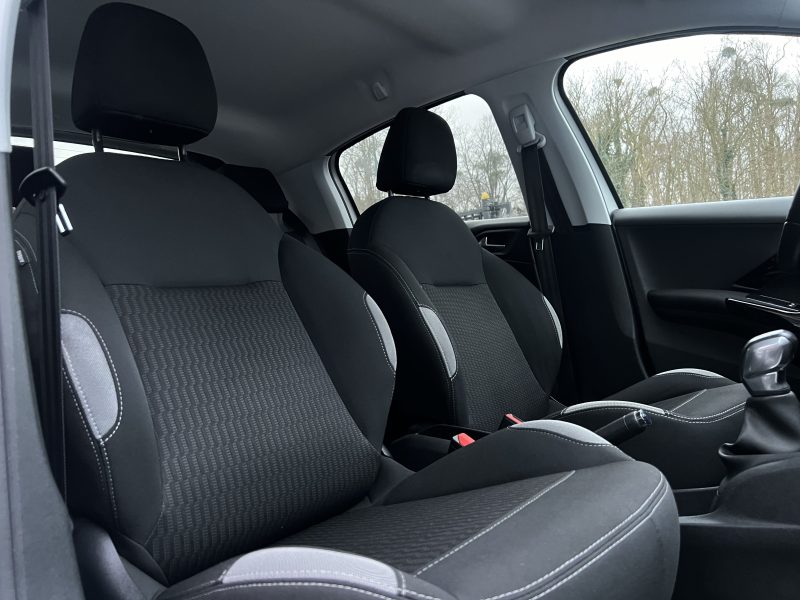 PEUGEOT 208 STYLE 1.2 VTI 82 Cv 5 PORTES ECRAN TACTILE 38 900 Kms CRIT AIR 1 - GARANTIE 1 AN
