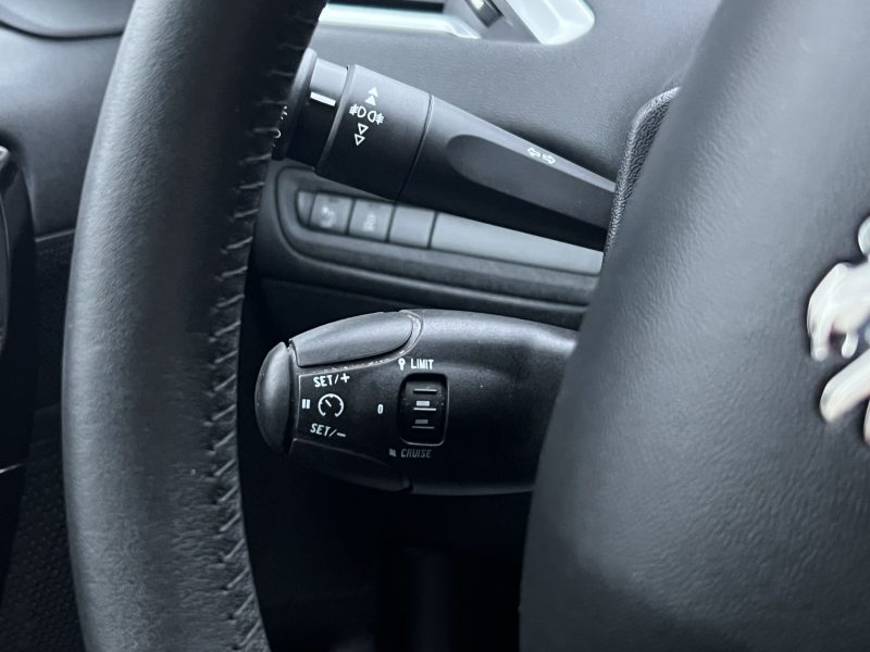 PEUGEOT 208 STYLE 1.2 VTI 82 Cv 5 PORTES ECRAN TACTILE 38 900 Kms CRIT AIR 1 - GARANTIE 1 AN