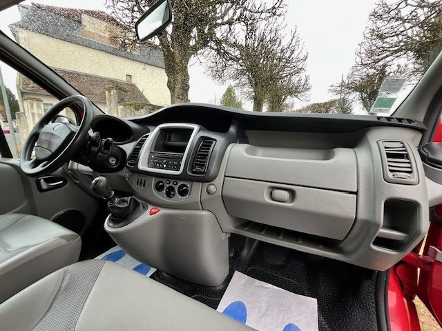 RENAULT TRAFIC PASSENGER  2011