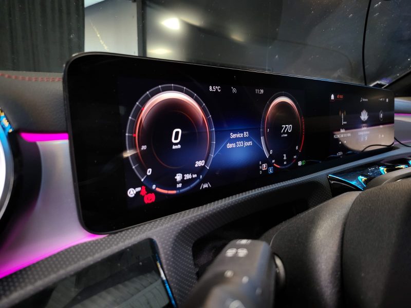 MERCEDES CLASSE CLA 220d 190cv / TOIT OUVRANT + SIEGES CHAUFFANTS + VIRTUAL COCKPIT + ATTELAGE /