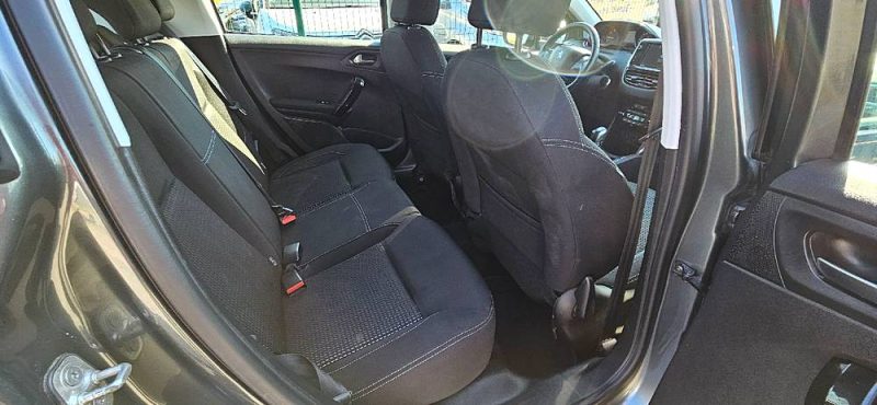 PEUGEOT 208  2017