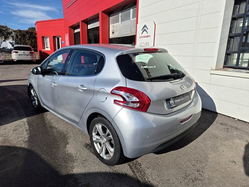 PEUGEOT 208 2015