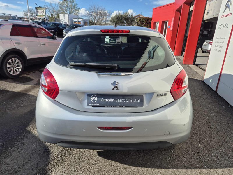 PEUGEOT 208 2015