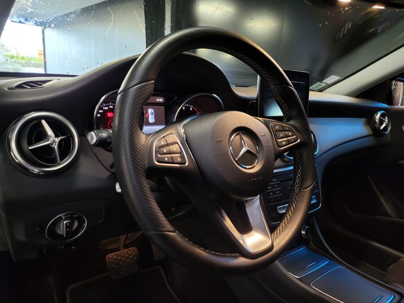 MERCEDES CLASSE GLA 180 122cv SENSATION / SUIVI MERCEDES / 2EME MAIN / CAMERA DE RECUL / HAYON ELECT