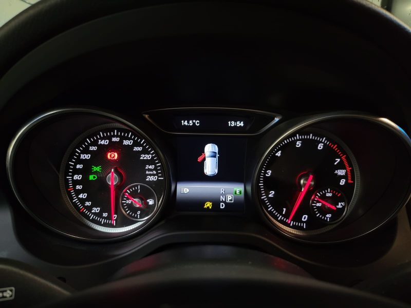 MERCEDES CLASSE GLA 180 122cv SENSATION / SUIVI MERCEDES / 2EME MAIN / CAMERA DE RECUL / HAYON ELECT