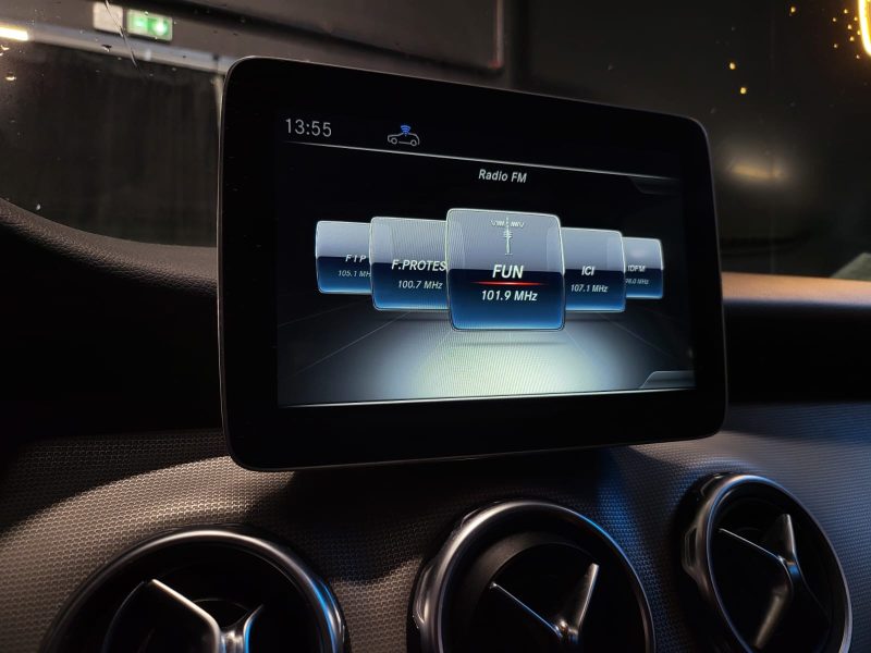 MERCEDES CLASSE GLA 180 122cv SENSATION / SUIVI MERCEDES / 2EME MAIN / CAMERA DE RECUL / HAYON ELECT