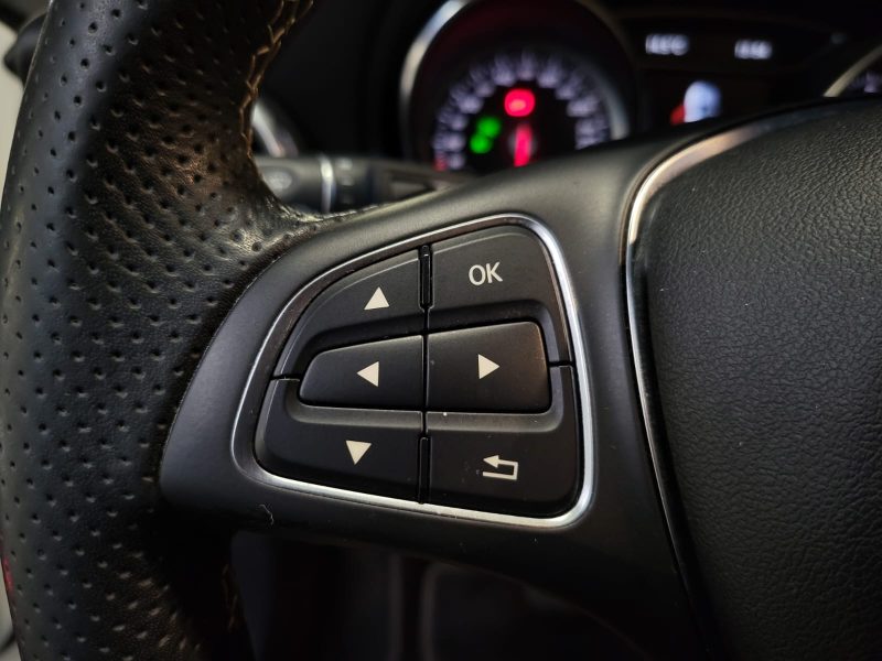 MERCEDES CLASSE GLA 180 122cv SENSATION / SUIVI MERCEDES / 2EME MAIN / CAMERA DE RECUL / HAYON ELECT