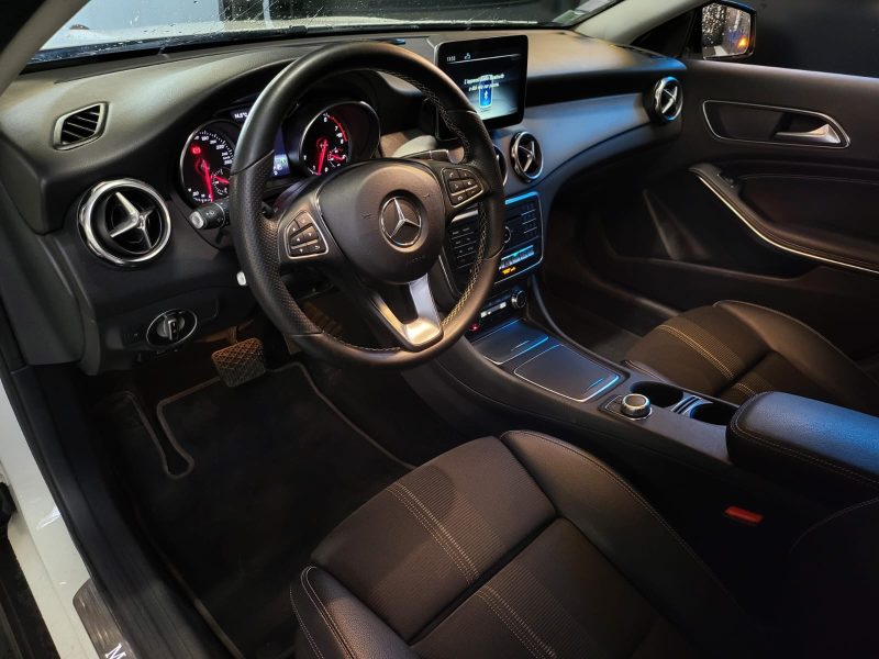 MERCEDES CLASSE GLA 180 122cv SENSATION / SUIVI MERCEDES / 2EME MAIN / CAMERA DE RECUL / HAYON ELECT