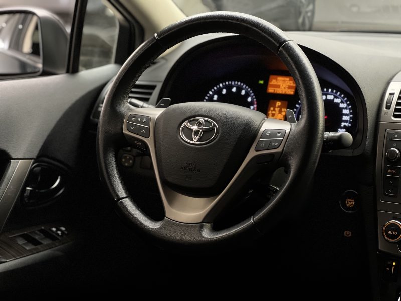 TOYOTA AVENSIS Limited Edition 147CH