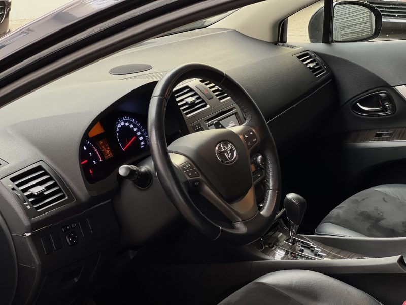 TOYOTA AVENSIS Limited Edition 147CH