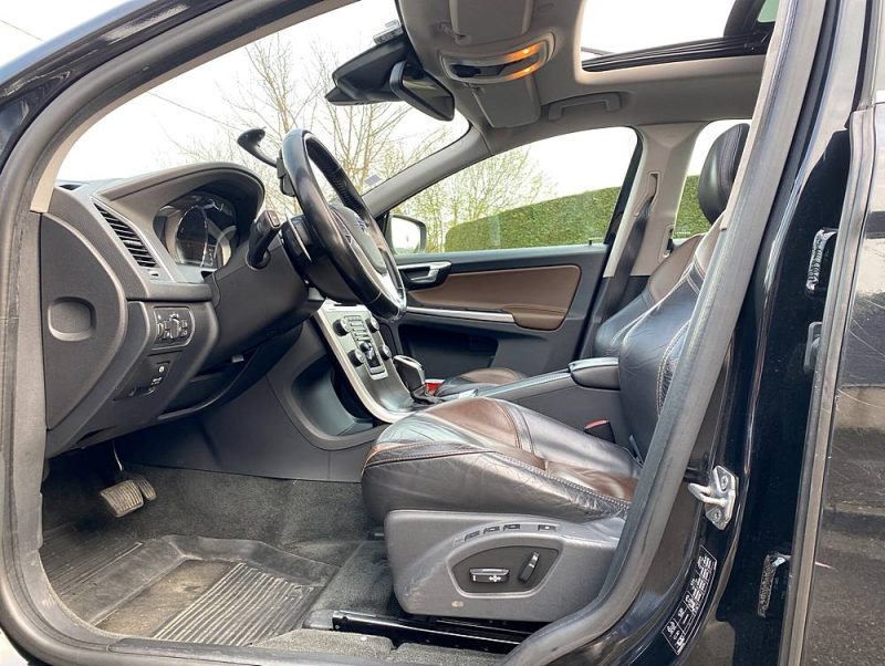 VOLVO XC60 D5 AWD 2.4 L 215 ch Toit ouvrant