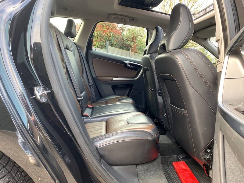 VOLVO XC60 D5 AWD 2.4 L 215 ch Toit ouvrant