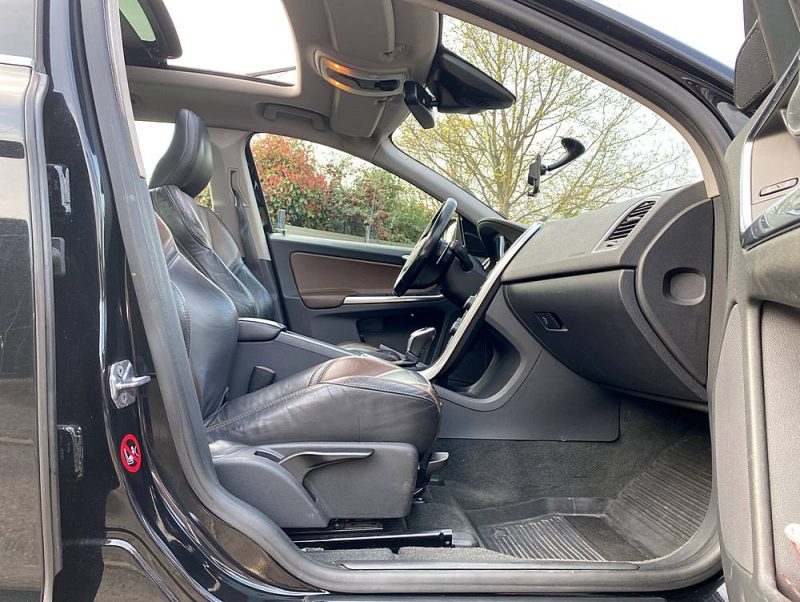 VOLVO XC60 D5 AWD 2.4 L 215 ch Toit ouvrant