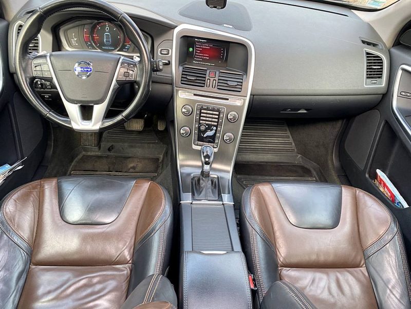VOLVO XC60 D5 AWD 2.4 L 215 ch Toit ouvrant