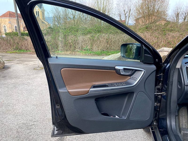 VOLVO XC60 D5 AWD 2.4 L 215 ch Toit ouvrant