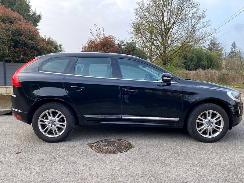 VOLVO XC60 D5 AWD 2.4 L 215 ch Toit ouvrant