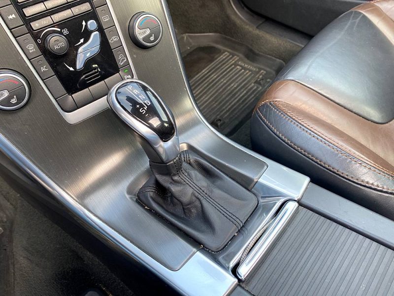 VOLVO XC60 D5 AWD 2.4 L 215 ch Toit ouvrant