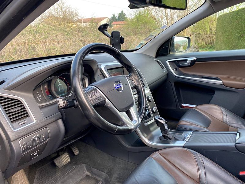 VOLVO XC60 D5 AWD 2.4 L 215 ch Toit ouvrant