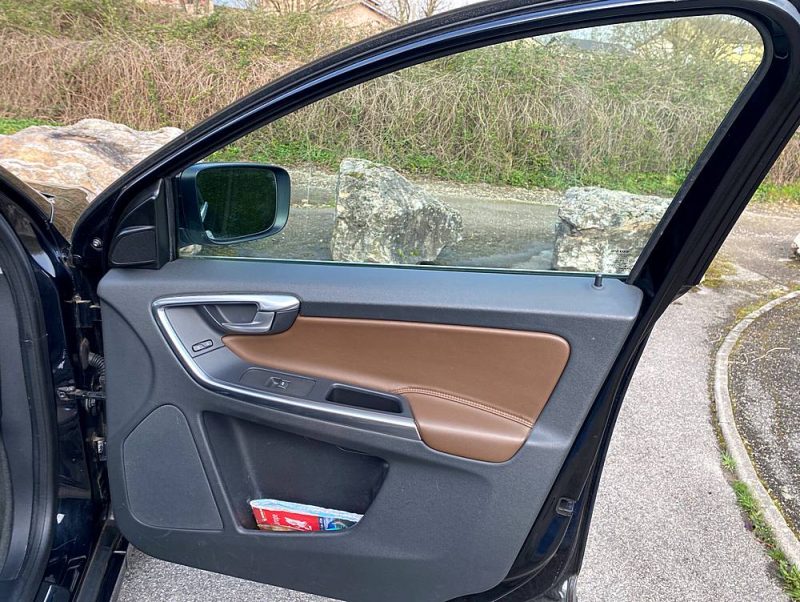 VOLVO XC60 D5 AWD 2.4 L 215 ch Toit ouvrant