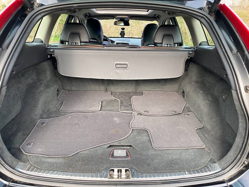 VOLVO XC60 D5 AWD 2.4 L 215 ch Toit ouvrant