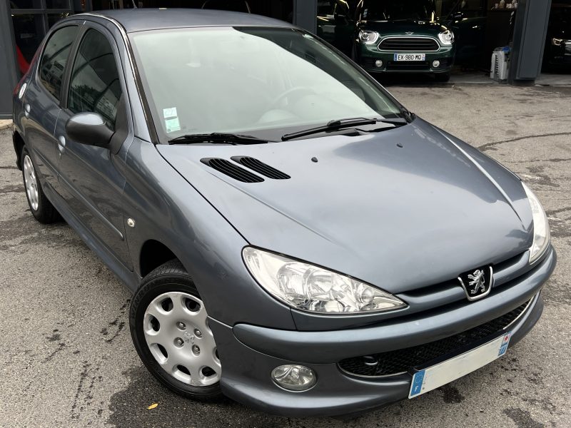 PEUGEOT 206 PHASE 2 1.4 HDI 70 Cv 5 PORTES CLIMATISATION BLUETOOTH REGULATEUR LIMITEUR Garantie 1 an