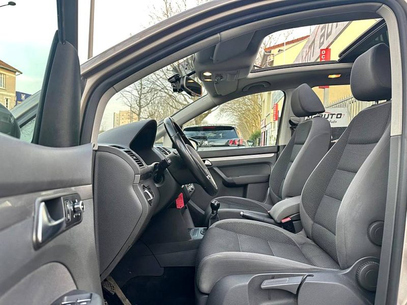 VOLKSWAGEN TOURAN 2012