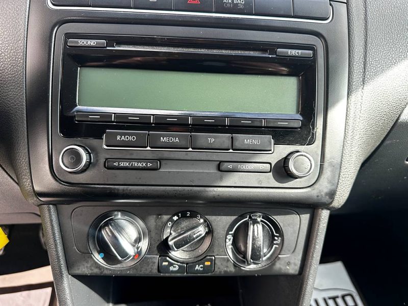 VOLKSWAGEN POLO 2011