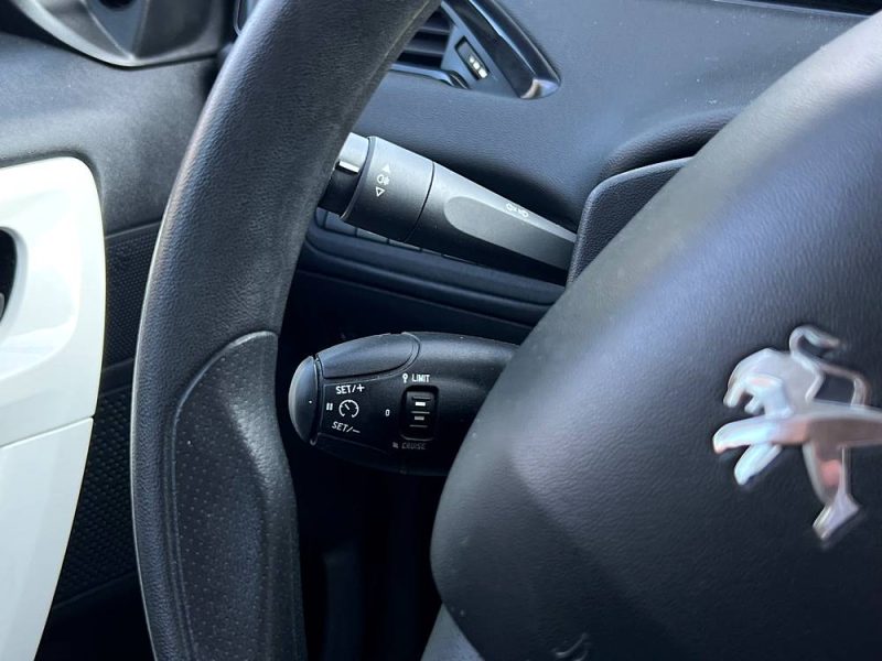 PEUGEOT 208 LIKE 1.0 VTI 68 Cv 1ERE MAIN CLIMATISATION REGULATEUR LIMITEUR BLUETOOTH - GARANTIE 1 AN