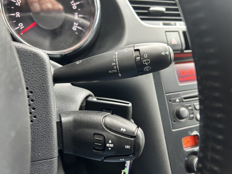 PEUGEOT 3008 1.6 HDI 112CH 