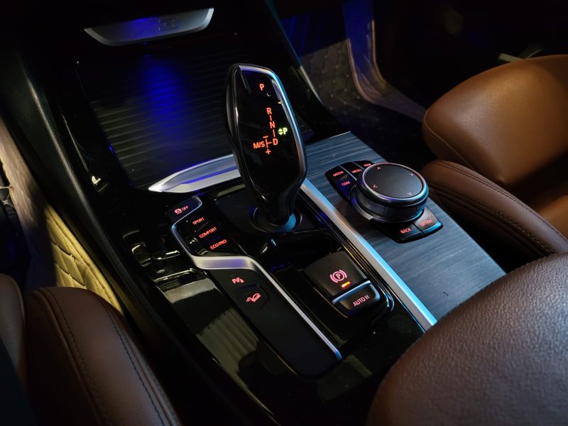 BMW X3 20d 2.0 XDRIVE X LINE 190 cv / TETE HAUTE + H&K + SIEGES CUIR + CARPLAY /