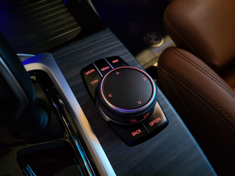 BMW X3 20d 2.0 XDRIVE X LINE 190 cv / TETE HAUTE + H&K + SIEGES CUIR + CARPLAY /