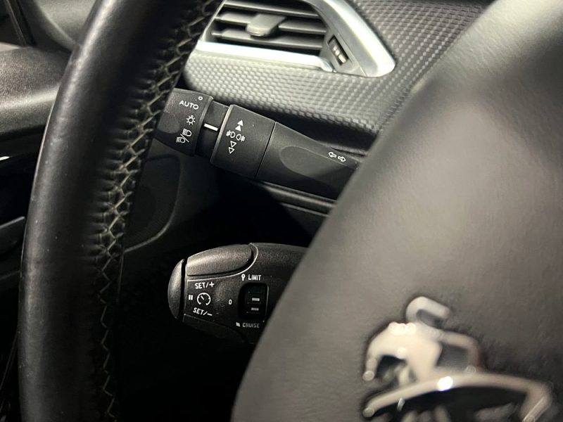 PEUGEOT 208 PHASE 2 ALLURE 1.2 82 Cv ECRAN GPS APPLE CARPLAY & ANDROID CRIT AIR 1 - GARANTIE 1 AN
