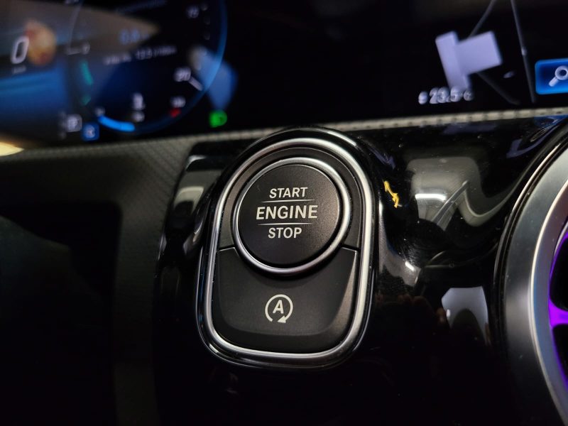 MERCEDES CLASSE A 180d 2.0 8G-DCT PROGRESSIVE LINE / TOIT OUVRANT + CARPLAY + KEYLESS /